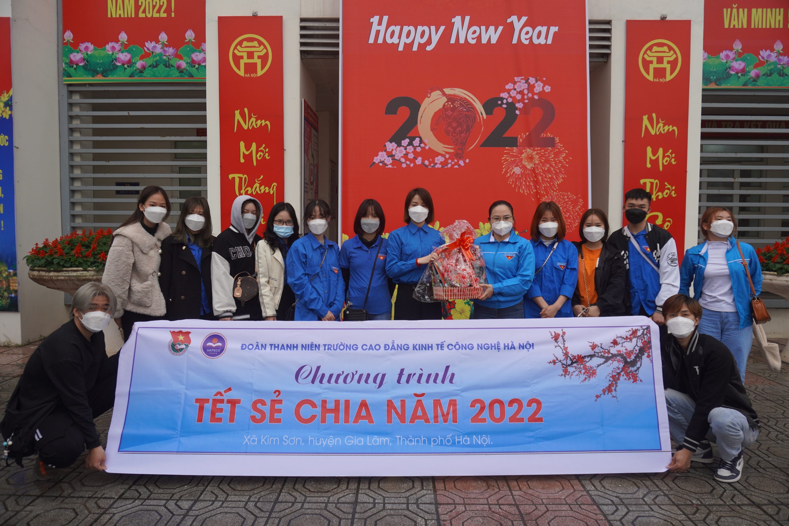 Chương trình “Tết sẻ chia năm 2022” do BCH Đoàn trường Cao đẳng Kinh tế Công nghệ tổ chức sẽ trao phần quà đến với bạn học sinh nghèo ở huyện Gia Lâm, thành phố Hà Nội