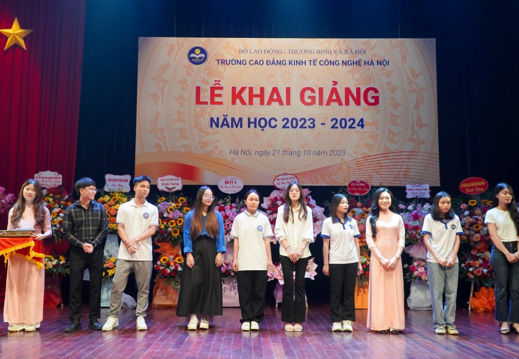 Sinh viên Trịnh Duy Mạnh nhận giấy khen Sinh viên xuất sắc trong lễ khai giảng 2023