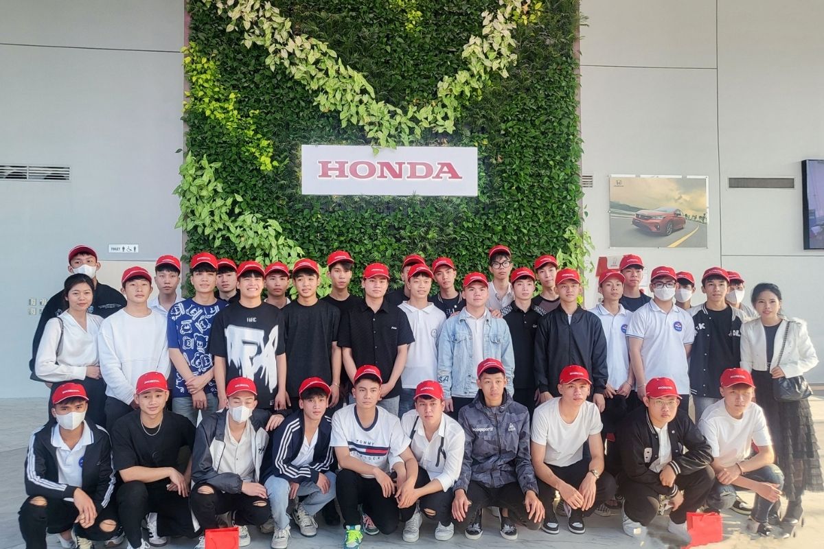 Sinh viên ngành Công nghệ ô tô trường Cao đẳng Kinh tế Công nghệ Hà Nội thực tập tại nhà máy Honda