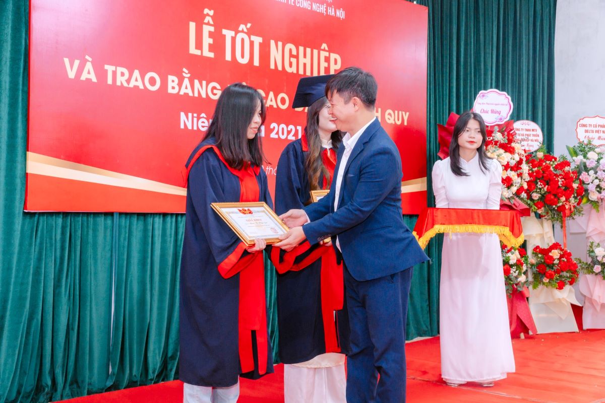 Le-tot-nghiep-truong-Cao-dang-Kinh-te-Cong-nghe-Ha-Noi-nam-2024