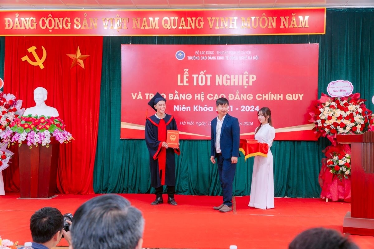 Le-tot-nghiep-truong-Cao-dang-Kinh-te-Cong-nghe-Ha-Noi-nam-2024