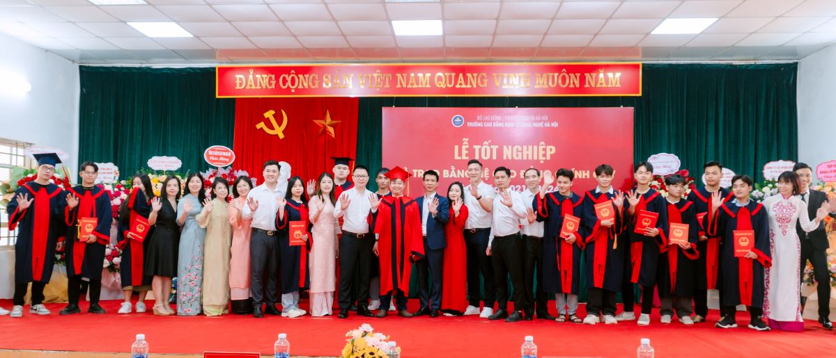 Le-tot-nghiep-truong-Cao-dang-Kinh-te-Cong-nghe-Ha-Noi-nam-2024