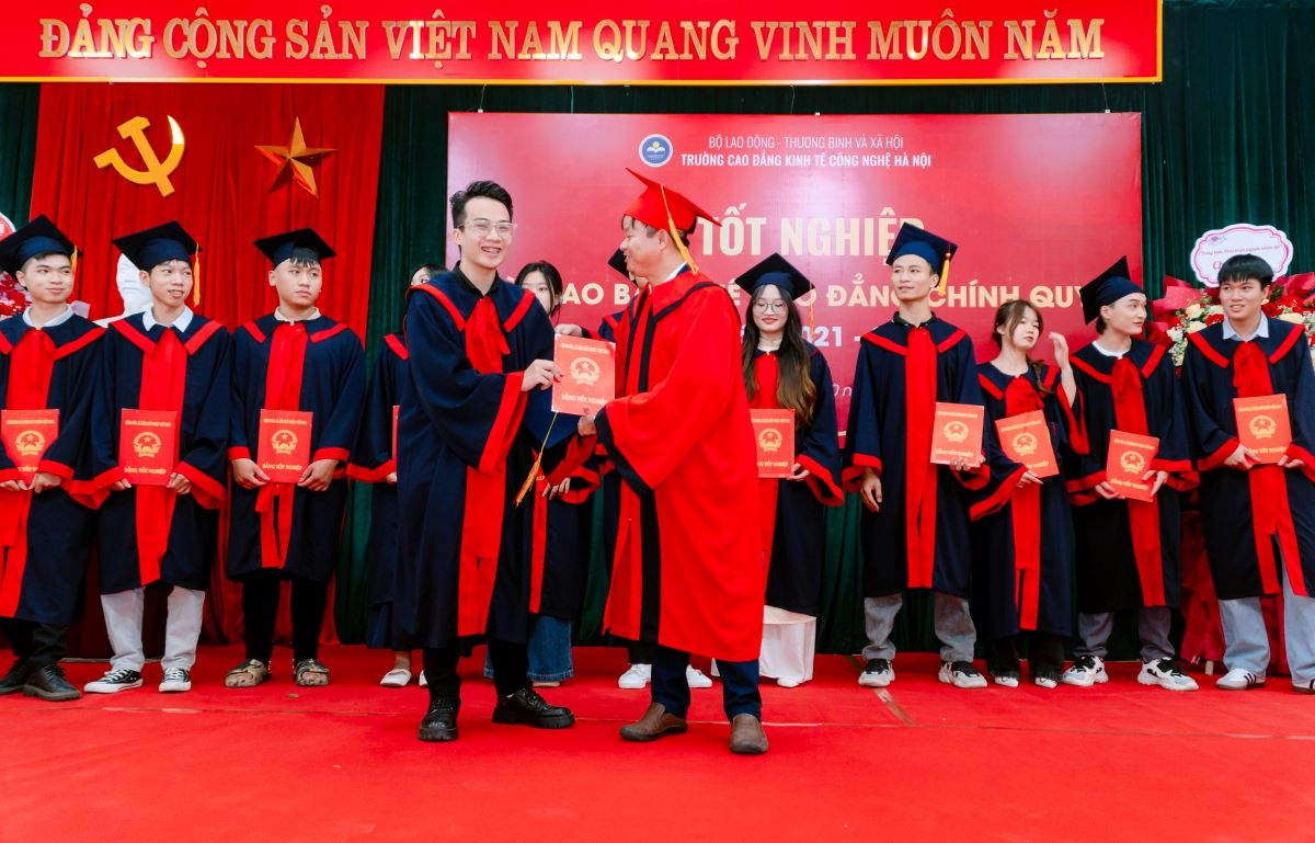 Le-tot-nghiep-truong-Cao-dang-Kinh-te-Cong-nghe-Ha-Noi-nam-2024